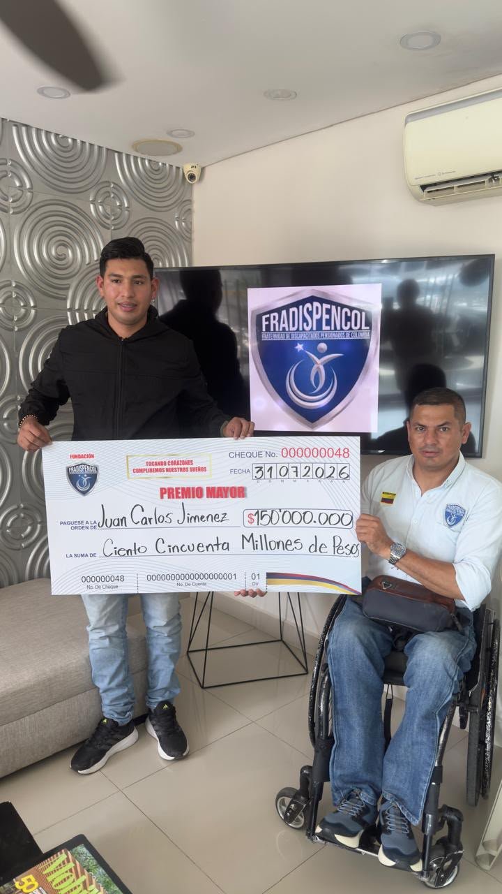 Beneficiario recibiendo el cheque del Premio Mayor